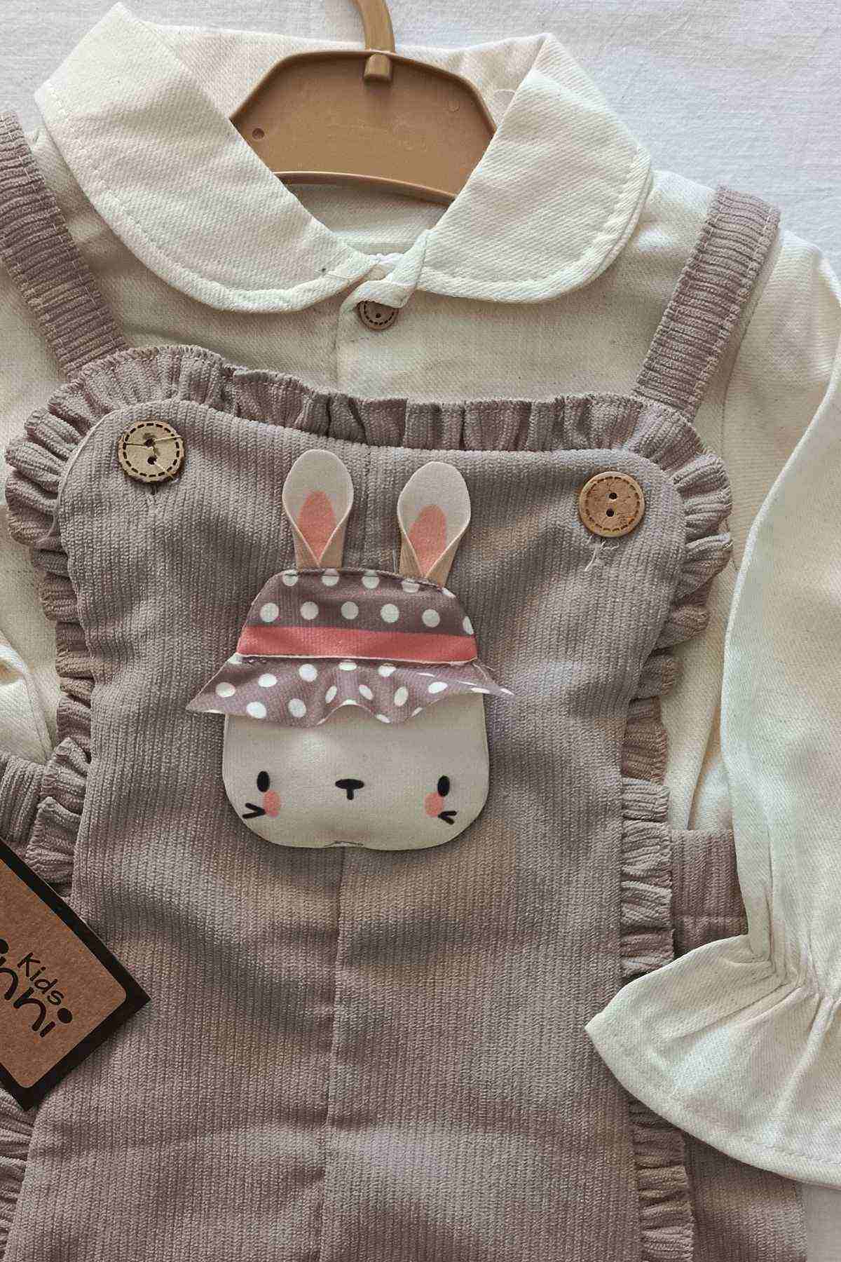 Vizon fitilli salopet ve krem bebe yaka bluzdan oluşan tavşan aplikeli kız bebek salopet takımı yakın çekim detay